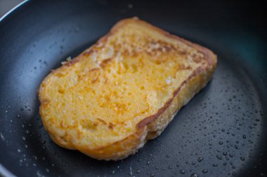 Fransız tost kızartma tavası alan derinliği ile tarih için pişirme