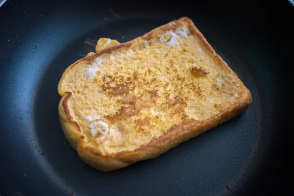Cottura per un french toast su padella con profondità di campo — Foto Stock