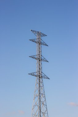 yüksek gerilim elektrik Kulesi gökyüzü arka plan üzerinde