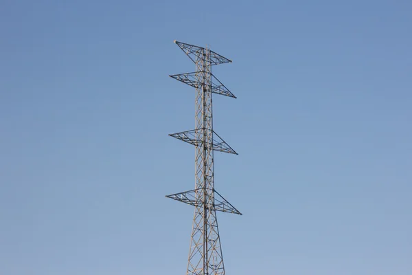 Vysoké napětí elektřiny věž na pozadí oblohy — Stock fotografie