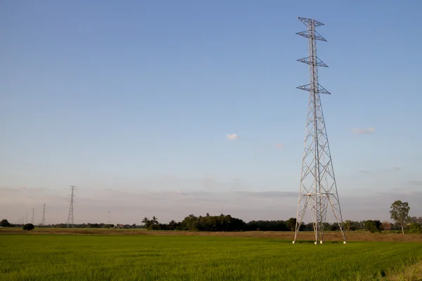 Torre de eletricidade de alta tensão em um fundo do céu Fotografias De Stock Royalty-Free