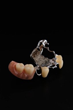 Keskin uçlu, oyuk uçlu bir iğnenin sokulduğu ve dokulara veya organlara tıbbi maddeler enjekte edildiği küçük bir şırınga..