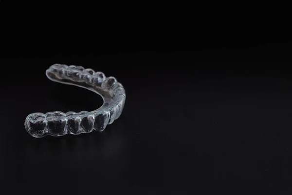 Es6, Invisalign, boşaltma tahtası, diş aletleri ve diş protezleri, siyah arka planda..