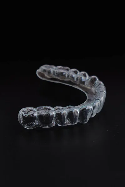 Es6, Invisalign, boşaltma tahtası, diş aletleri ve diş protezleri, siyah arka planda..