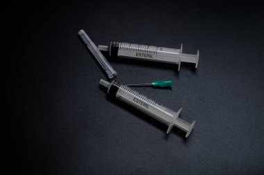 Keskin uçlu, oyuk uçlu bir iğnenin sokulduğu ve dokulara veya organlara tıbbi maddeler enjekte edildiği küçük bir şırınga..