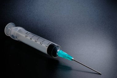 Keskin uçlu, oyuk uçlu bir iğnenin sokulduğu ve dokulara veya organlara tıbbi maddeler enjekte edildiği küçük bir şırınga..