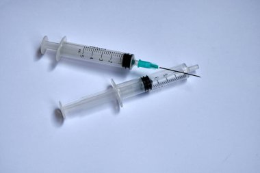 Keskin uçlu, oyuk uçlu bir iğnenin sokulduğu ve dokulara veya organlara tıbbi maddeler enjekte edildiği küçük bir şırınga..