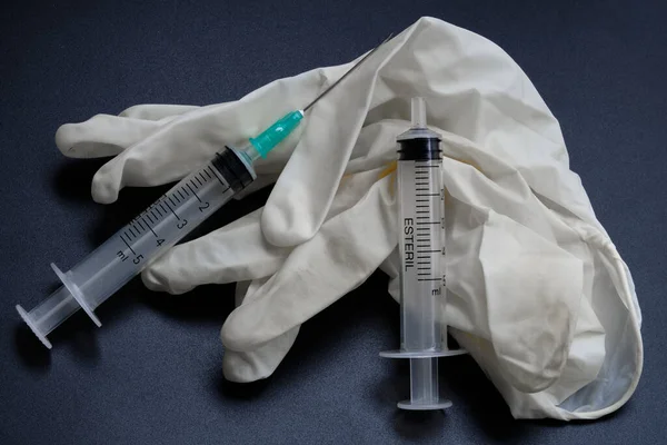 Keskin uçlu, oyuk uçlu bir iğnenin sokulduğu ve dokulara veya organlara tıbbi maddeler enjekte edildiği küçük bir şırınga..