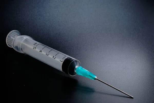 Keskin uçlu, oyuk uçlu bir iğnenin sokulduğu ve dokulara veya organlara tıbbi maddeler enjekte edildiği küçük bir şırınga..