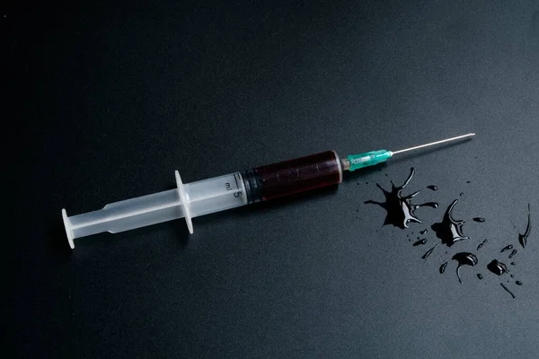 Keskin uçlu, oyuk uçlu bir iğnenin sokulduğu ve dokulara veya organlara tıbbi maddeler enjekte edildiği küçük bir şırınga..