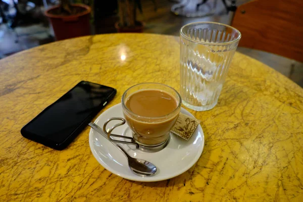 Xícara Café Com Leite Copo Cristal Com Gelo Lado Telefone — Fotografia de Stock