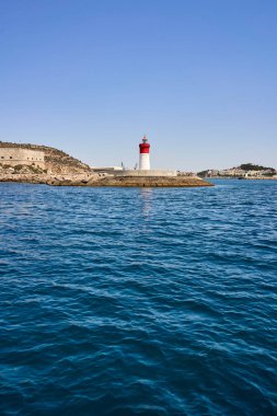 Mavi denizdeki kırmızı ya da beyaz deniz feneri
