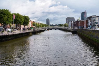 İrlanda, Dublin 'deki Liffey Nehri manzaralı Hapenny Köprüsü.
