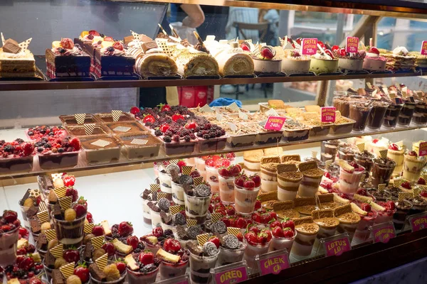 Cam bir vitrinde güzel bir şekilde düzenlenmiş çeşitli hamur işleri ve tatlıların nefis bir gösterisi. Gözler için bir ziyafet, eğlenmeye hazır. 08-10-2025, Türkiye, İstanbul