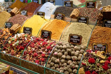 Canlı bir renk ve aroma ziyafeti sunan baharat ve çay gösterisi. Görüntü geniş bir ürün yelpazesini yakalıyor..