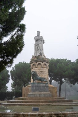 Mallorca, Santa Ponca 'da sisli bir günde çam ağaçlarıyla çevrili bronz bir aslan heykeli olan Fatih I. James' in heykeli. Zaragoza, İspanya, 2024-11-20