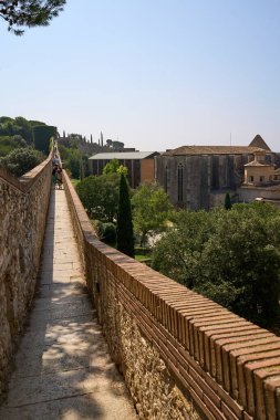 Ağaçlarla çevrili Girona Duvarı