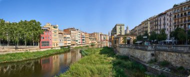 Rambla ve Argenteria 'nın farklı renklerinde Onyar Nehri' ne bakan cephelerin panoramik görüntüsü. Girona, Katalonya, İspanya. 