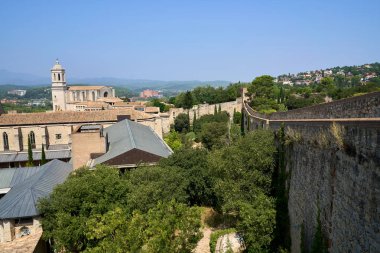 Ağaçlarla çevrili Girona Duvarı