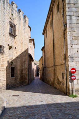 Girona, Katalonya, İspanya 'da merdivenleri olan bir ortaçağ caddesi..