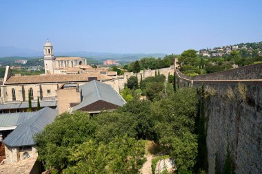 Ağaçlarla çevrili Girona Duvarı