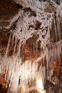 Eşsiz bir mağara tavanı manzarası. Karmaşık tuz oluşumları yüzeyden aşağıya doğru doğal ve çarpıcı bir manzara yaratıyor..
