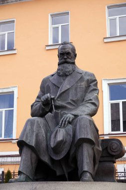 Kiev, Ukrayna 13 Mart 2020: Kiev Mikhail Gruşevsky 'deki anıt Ukrayna' nın ulusal hareketinin liderlerinden biri olan Ukrayna halkının kamusal ve siyasi bir figürüdür.