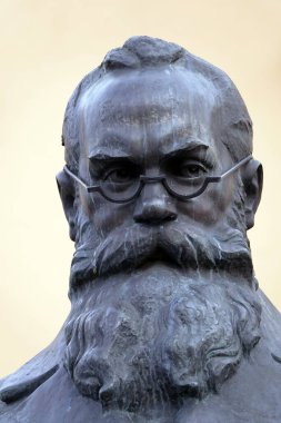 Kiev, Ukrayna 13 Mart 2020: Kiev Mikhail Gruşevsky 'deki anıt Ukrayna' nın ulusal hareketinin liderlerinden biri olan Ukrayna halkının kamusal ve siyasi bir figürüdür.