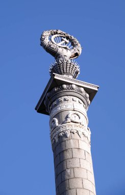 Kiev, Ukrayna 21 Ocak 2020: Kiev 'deki Paton Köprüsü' nün başındaki bir sütunda 