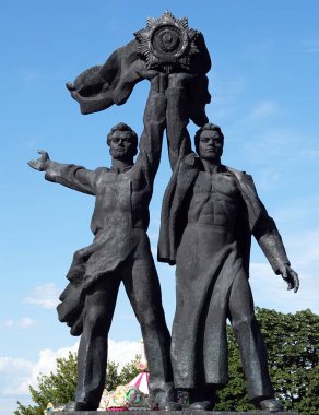 Kiev, Ukrayna 12 Temmuz 2019: Ukrayna ve Rusya 'nın birliği anıtının bir parçası olan 