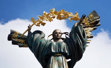 Kiev, Ukrayna 20 Temmuz 2020: Ukrayna 'nın bağımsızlığına adanmış anıt. Anıt, Bağımsızlık Meydanı 'ndaki Kiev' in merkezinde yer alıyor.
