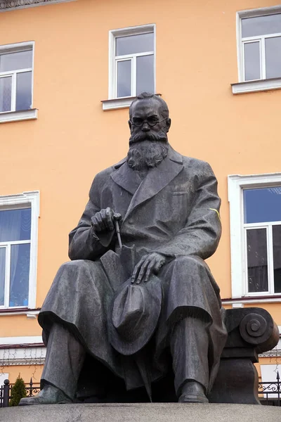 Kiev, Ukrayna 13 Mart 2020: Kiev Mikhail Gruşevsky 'deki anıt Ukrayna' nın ulusal hareketinin liderlerinden biri olan Ukrayna halkının kamusal ve siyasi bir figürüdür.