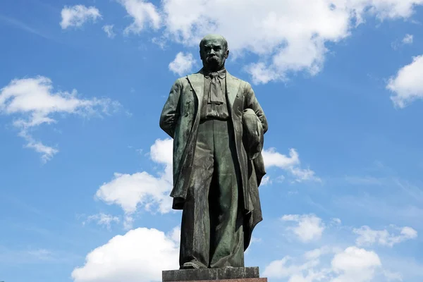 Kiev, Ukrayna 20 Temmuz 2020: Kiev 'de Ukrayna halkının yazar, şair, sanatçı ve bilgesi Taras Shevchenko anıtı