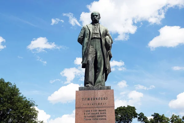 Kiev, Ukrayna 20 Temmuz 2020: Kiev 'de Ukrayna halkının yazar, şair, sanatçı ve bilgesi Taras Shevchenko anıtı