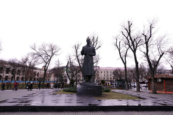 キエフ ウクライナ2020年1月31日 ウクライナの哲学者の彫刻グレゴリー スコヴォロダはキエフの中心部にあるKontraktova広場に位置しています — ストック写真