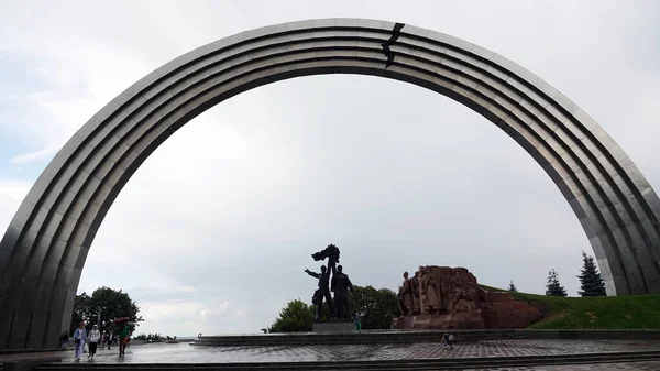 2014 Kiev Ukraine Monument Friendship Ukrainian Russian People Arch Cracked — 스톡 사진