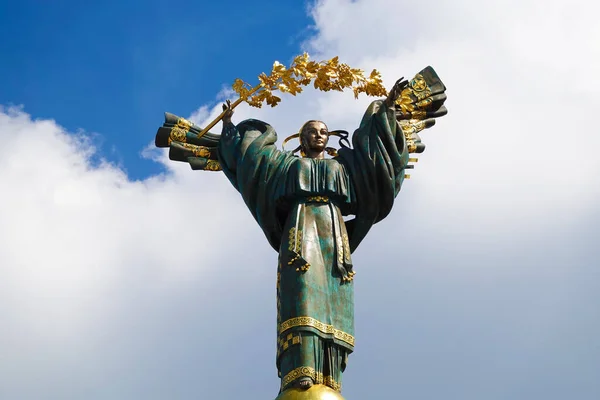 Kiev, Ukrayna 20 Temmuz 2020: Ukrayna 'nın bağımsızlığına adanmış anıt. Anıt, Bağımsızlık Meydanı 'ndaki Kiev' in merkezinde yer alıyor.