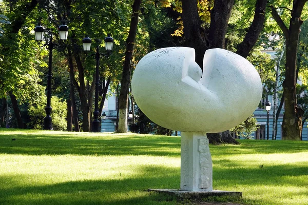 乌克兰基辅 2020年9月15日 基辅市Mariinsky公园的艺术雕塑 — 图库照片