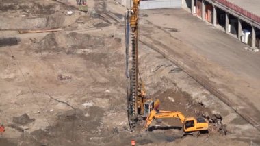 Evin inşaat sahasında sondaj makinesi çalışması