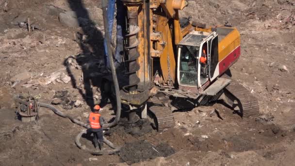 Close-up - Drilling Rig Drills Ground — Stock Footage Close Drilling Rig Drills Ground Royalty Free Stock Video