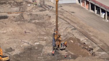 Evin inşaat sahasında sondaj makinesi çalışması