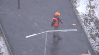 İnşaat alanında çalışan bir işçinin komik dansı.