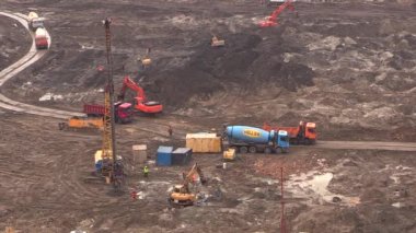 Üs işçilerinin ve ekipmanların sıfır döngüsünün inşası