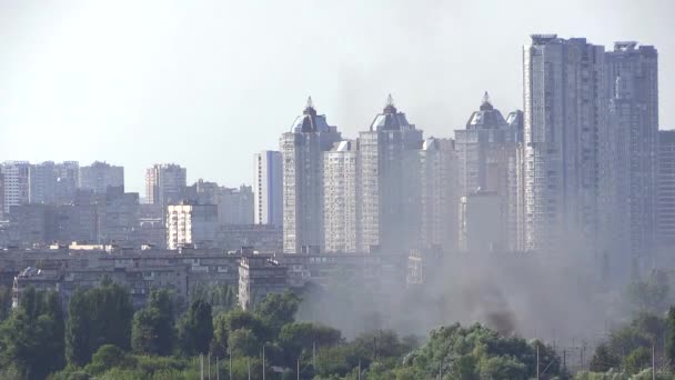 Şehir Binalarının Arka Planında Yangın Duman — Stok video