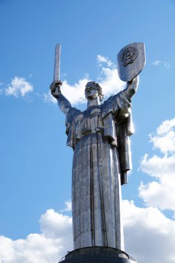 Kiev, Ukrayna 27 Nisan 2020: Sovyet döneminin faşizme karşı kazanılan zaferin onuruna dikilmiş titanyum 