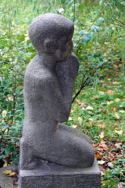 Kiev, Ukrayna 18 Ekim 2020: Kiev şehrinde sanat eseri bir çocuğun taş silueti