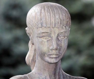 Kiev, Ukrayna 07 Kasım 2019: Sudan damlayan bir kızın heykeli