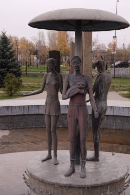 Kiev, Ukrayna 07 Kasım 2019: Şemsiye altındaki bir kız çeşmesinin heykeli