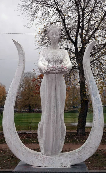 Kiev Ucrânia Novembro 2019 Escultura Uma Menina Nua Parque — Fotografia de Stock