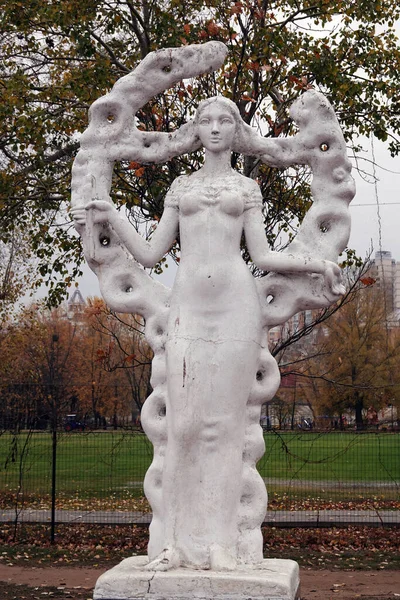 Kiev Ucrania Noviembre 2019 Escultura Una Chica Desnuda Parque — Foto de Stock